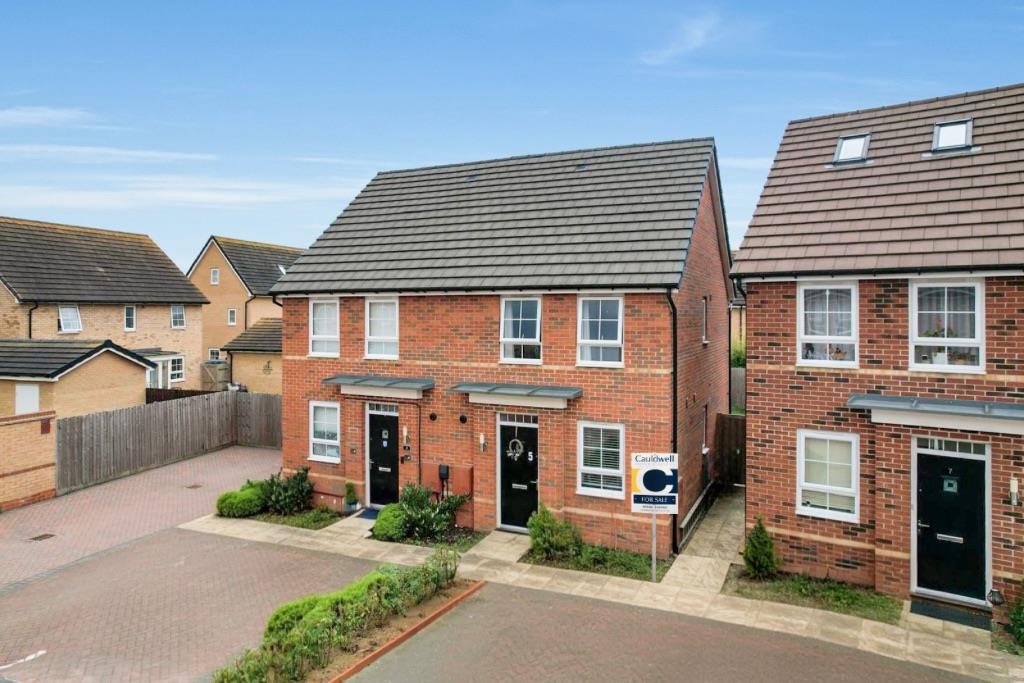 2 bed property in Artemis Grove, Milton Keynes